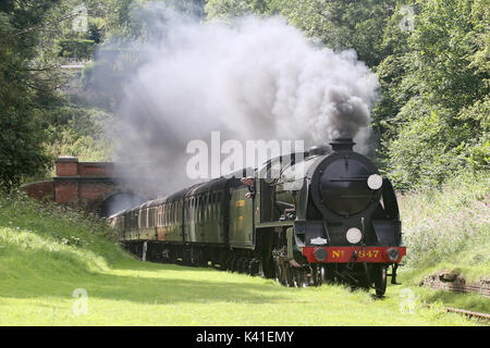 SR Maunsell S15-class No847 4-6-0 sur le transport ferroviaire Bluebell un train dans Sharpthorne Sussex tunnel Banque D'Images