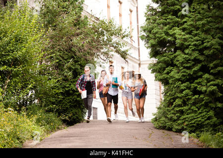 Groupe d'étudiants adolescents attractifs allant de l'université. Banque D'Images