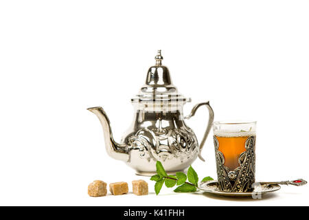 Vrai thé à la menthe marocain dans la coupe originale et une théière sur le fond blanc Banque D'Images