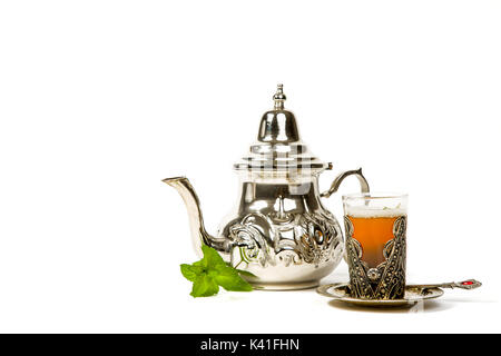 Vrai thé à la menthe marocain dans la coupe originale et une théière sur le fond blanc Banque D'Images