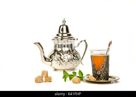 Vrai thé à la menthe marocain dans la coupe originale et une théière sur le fond blanc Banque D'Images