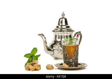 Vrai thé à la menthe marocain dans la coupe originale et une théière sur le fond blanc Banque D'Images