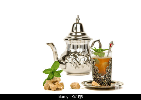 Vrai thé à la menthe marocain dans la coupe originale et une théière sur le fond blanc Banque D'Images