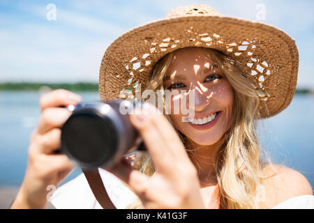 Une photo de jeunes, beaux, photographe de prendre une photo par son appareil photo numérique. Banque D'Images