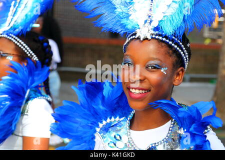 Des milliers de fêtards et spectateurs profiter cette année, le carnaval de Notting Hill avec une procession colorée. Banque D'Images