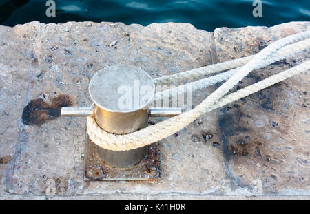 Bollard Dock sur la jetée en pierre avec des cordes pour voilier Banque D'Images