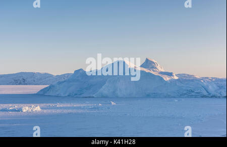 Coucher de soleil sur le fjord glacé d'Kangia dans l'ouest du Groenland Banque D'Images