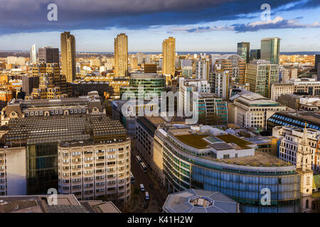 Londres, Angleterre - Vue Aérienne Vue sur l'horizon du quartier des banques de Londres et de la Barbican au pack gold page heure avec ciel bleu et nuages Banque D'Images