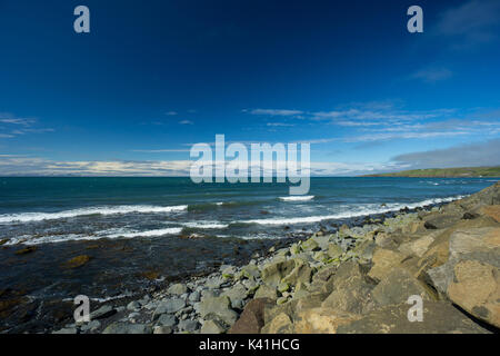 Islande - Parfait plage solitaire de blonduos avec de grandes pierres et ciel bleu et soleil Banque D'Images