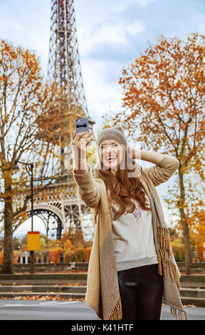 Escapades d'Automne à Paris. souriante jeune femme élégante à Paris, France prise avec téléphone selfies Banque D'Images