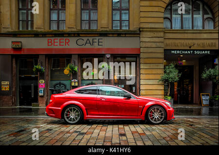 Une haute performance mercedes-benz c63 amg repose à l'extérieur d'un café local en début d'après-midi à Glasgow, Ecosse Banque D'Images