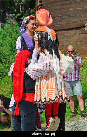 EVOLENE, SUISSE - Le 14 août : Catalan danseurs de Rubi en costumes traditionnels : 14 août 2017, d'Evolène en Suisse Banque D'Images