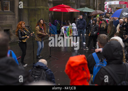 Les artistes de rue et musiciens remplir le Royal Mile que le Fringe Festival a officiellement débute à Édimbourg. Où : Édinbourg, Royaume-Uni Quand : 04 août 2017 : Crédit d'Euan Cherry/WENN.com Banque D'Images