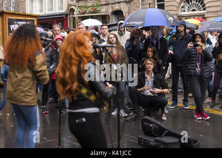 Les artistes de rue et musiciens remplir le Royal Mile que le Fringe Festival a officiellement débute à Édimbourg. Où : Édinbourg, Royaume-Uni Quand : 04 août 2017 : Crédit d'Euan Cherry/WENN.com Banque D'Images