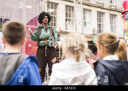 Les artistes de rue et musiciens remplir le Royal Mile que le Fringe Festival a officiellement débute à Édimbourg. Où : Édinbourg, Royaume-Uni Quand : 04 août 2017 : Crédit d'Euan Cherry/WENN.com Banque D'Images