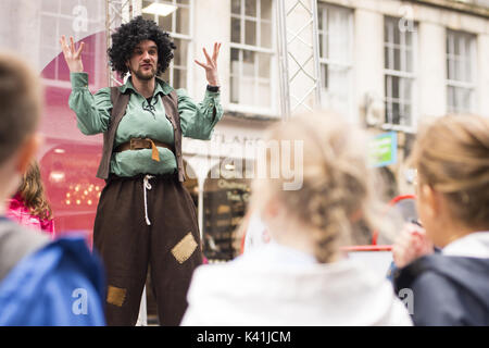 Les artistes de rue et musiciens remplir le Royal Mile que le Fringe Festival a officiellement débute à Édimbourg. Où : Édinbourg, Royaume-Uni Quand : 04 août 2017 : Crédit d'Euan Cherry/WENN.com Banque D'Images