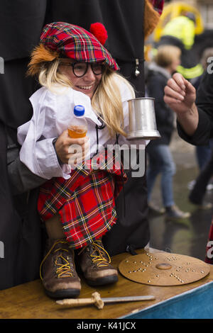 Les artistes de rue et musiciens remplir le Royal Mile que le Fringe Festival a officiellement débute à Édimbourg. Où : Édinbourg, Royaume-Uni Quand : 04 août 2017 : Crédit d'Euan Cherry/WENN.com Banque D'Images
