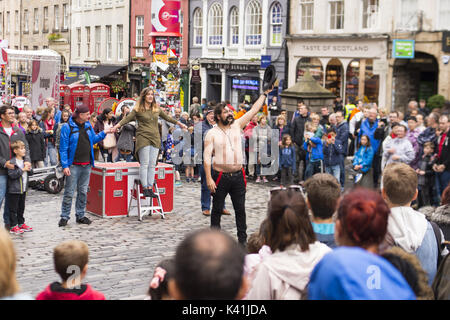 Les artistes de rue et musiciens remplir le Royal Mile que le Fringe Festival a officiellement débute à Édimbourg. Où : Édinbourg, Royaume-Uni Quand : 04 août 2017 : Crédit d'Euan Cherry/WENN.com Banque D'Images