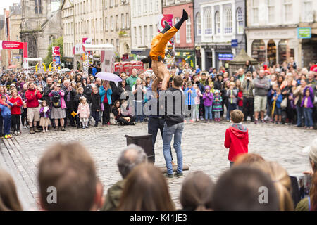 Les artistes de rue et musiciens remplir le Royal Mile que le Fringe Festival a officiellement débute à Édimbourg. Où : Édinbourg, Royaume-Uni Quand : 04 août 2017 : Crédit d'Euan Cherry/WENN.com Banque D'Images