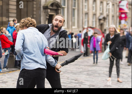 Les artistes de rue et musiciens remplir le Royal Mile que le Fringe Festival a officiellement débute à Édimbourg. Où : Édinbourg, Royaume-Uni Quand : 04 août 2017 : Crédit d'Euan Cherry/WENN.com Banque D'Images