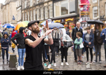 Les artistes de rue et musiciens remplir le Royal Mile que le Fringe Festival a officiellement débute à Édimbourg. Où : Édinbourg, Royaume-Uni Quand : 04 août 2017 : Crédit d'Euan Cherry/WENN.com Banque D'Images