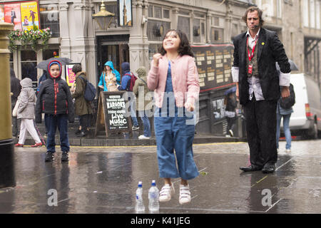 Les artistes de rue et musiciens remplir le Royal Mile que le Fringe Festival a officiellement débute à Édimbourg. Où : Édinbourg, Royaume-Uni Quand : 04 août 2017 : Crédit d'Euan Cherry/WENN.com Banque D'Images