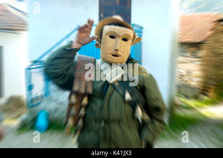 Masque en bois traditionnels pendant le carnaval. Lazarim, Beira Alta, Portugal Banque D'Images