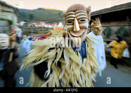 Masque en bois traditionnels pendant le carnaval. Lazarim, Beira Alta, Portugal Banque D'Images