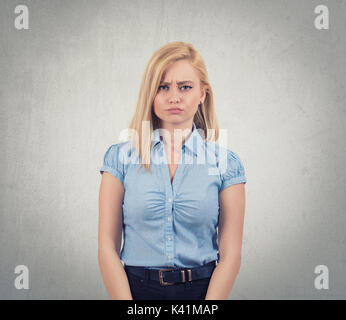 Closeup portrait en colère, offensé, malheureux jeune femme isolée,fond gris foncé. Des émotions négatives, les expressions du visage, les sentiments, l'attitude, la réaction Banque D'Images