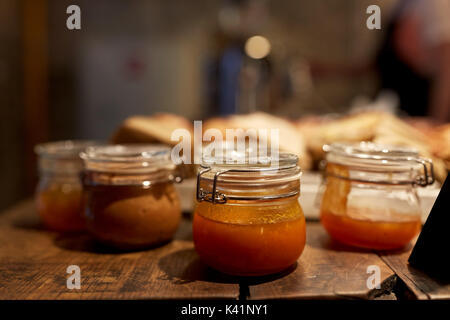 Confiture artisanale ou sauce at grocery store Banque D'Images