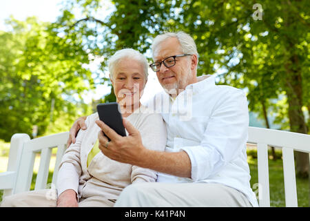 Senior couple with smartphone prendre selfies Banque D'Images