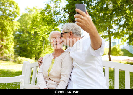 Senior couple with smartphone prendre selfies Banque D'Images