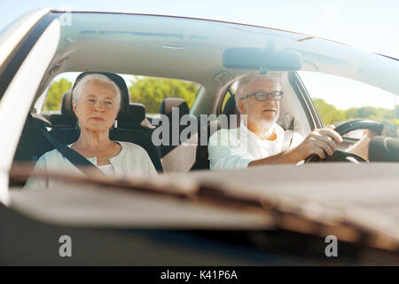 Happy senior couple roulant en voiture Banque D'Images
