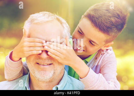 Grand-père et petit-fils jouer au parc d'été Banque D'Images