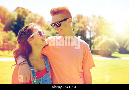 Teenage couple in park Banque D'Images