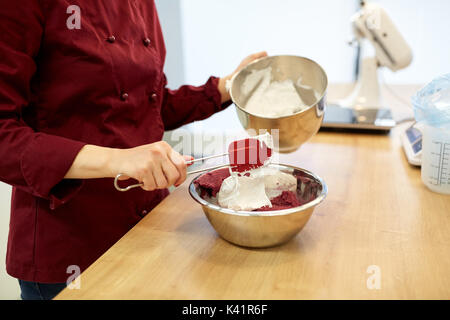 Chef making macaron pâte à cuisine Banque D'Images