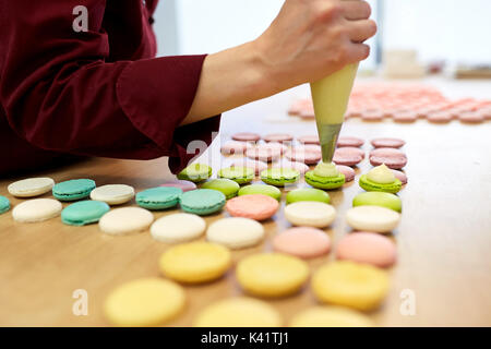 Chef de l'injecteur de remplissage avec compression à macarons Banque D'Images