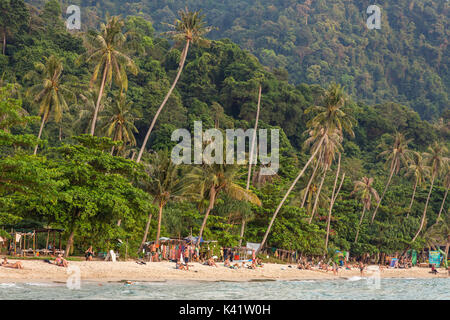 Koh Chang, Thaïlande - Mars 19, 2017 : Lonely Beach sur Koh Chang island pendant le coucher du soleil en Thaïlande Banque D'Images