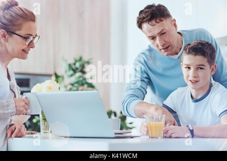 Les parents aimants aider leur fils avec projet d'école Banque D'Images