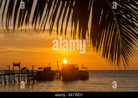 À l'embarcadère des bateaux au cours de magnifique coucher de soleil en Thaïlande Banque D'Images