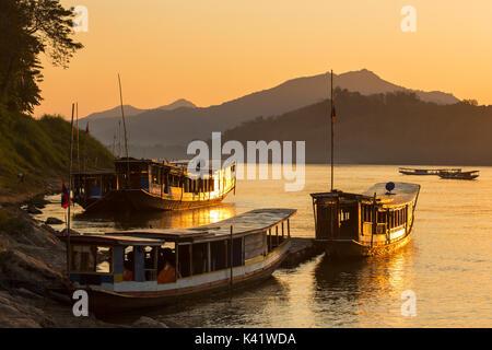 Bateaux sur le Mékong, Luang Prabang, Laos Banque D'Images