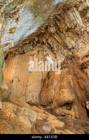 Yathaypyan cave remplie de stalactites et stalagmites au Myanmar Banque D'Images