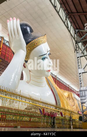 Bouddha couché de Chauk Htat Gyi (sweet eye Bouddha) à Yangon, Myanmar Banque D'Images