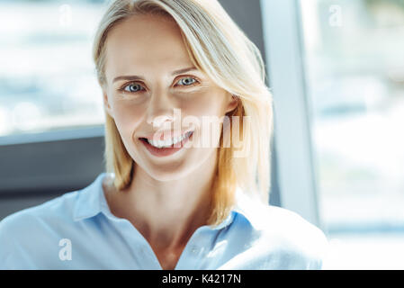 Portrait d'une belle femme blonde gaie Banque D'Images