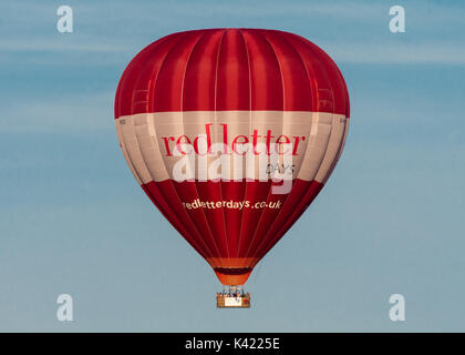 BATH, Royaume-Uni - 28 AUG 2017 Red Letter Days hot air balloon avec passagers. Ballon rouge et blanc en livrée transportant un grand nombre de personnes Banque D'Images