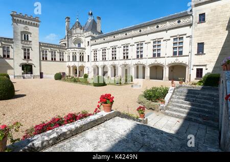 Cour du château Brézé, vallée de la Loire, France. Construit entre le 11ème et 19ème siècles, elle abrite un extraordinaire complexe souterrain, un château dans Banque D'Images