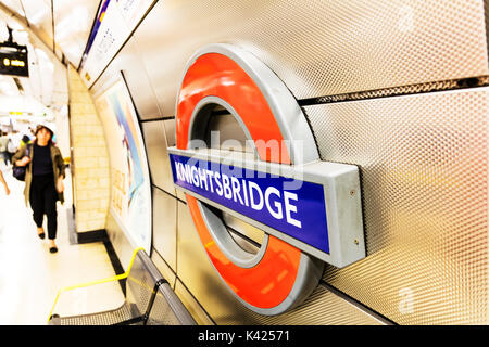 London Underground sign, métro de Londres Knightsbridge signe, la station de métro Knightsbridge signe, la station de métro Knightsbridge affectation uk Banque D'Images