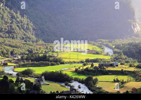 Vue panoramique sur fortuné village de fortundalen vallée de Norvège Banque D'Images
