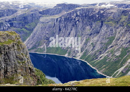 Paysages du lac Ringedalsvatnet à proximité de Trolltunga rock formation en Norvège Banque D'Images