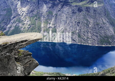 Trolltunga rock formation en Norvège Banque D'Images